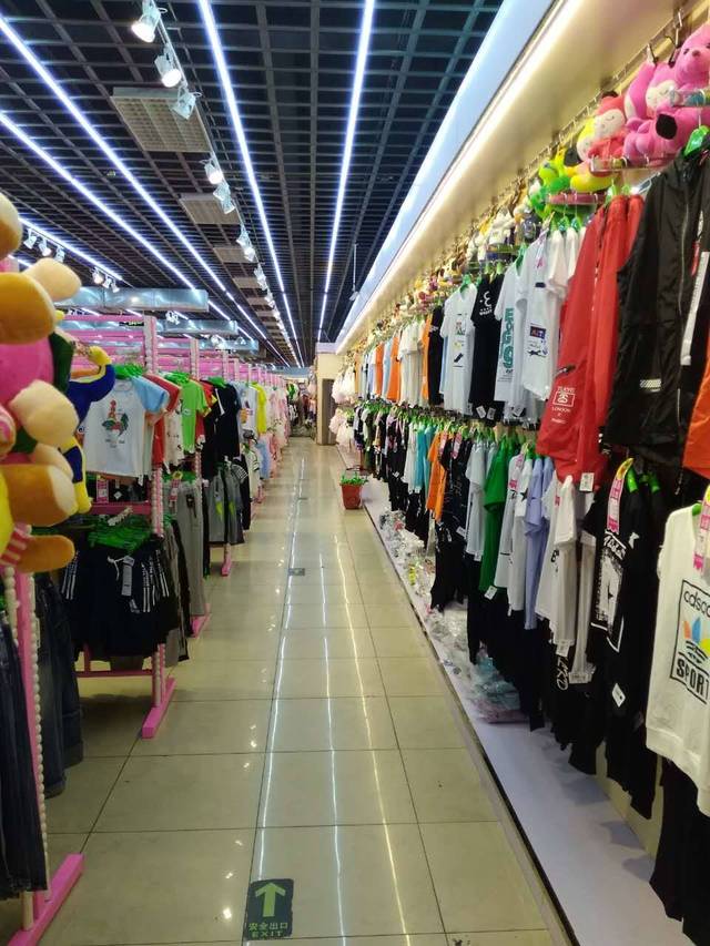 八鋼首家服裝批發(fā)城父親節(jié)男士專屬福利 進店有禮，時尚與實惠兼得